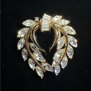 VTG Signed Crown Trifari Wreath Brooch Stunning Clear Rhinestones Gold Tone Pin
